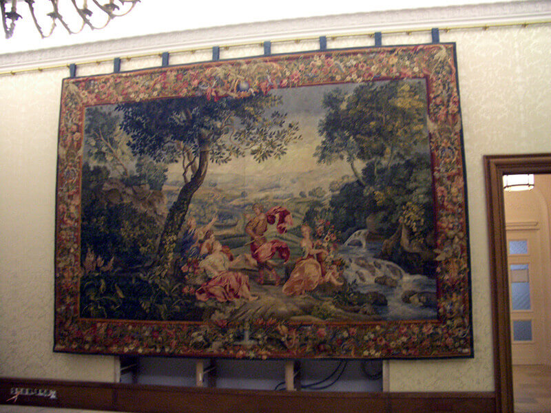 tapestry festoon mechanism at the Villa Mumm Kronberg Down